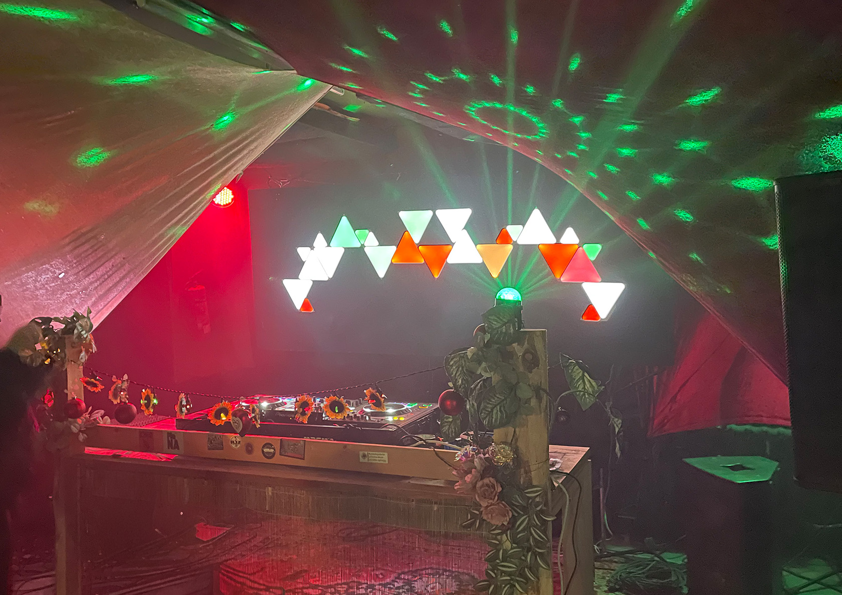 DJ-Pult mit bunten Lichtern